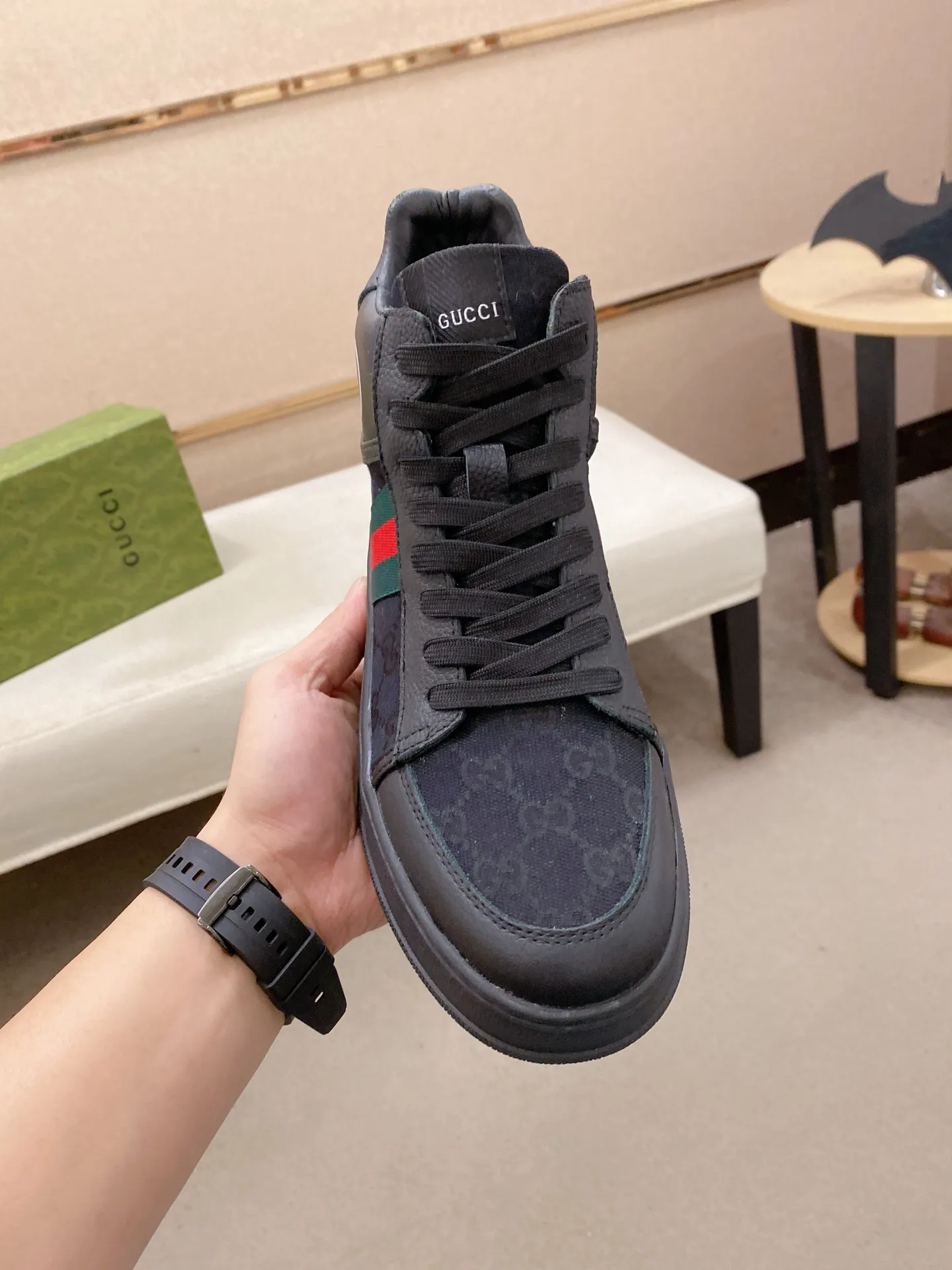 Factory price: 442💰 (GUCCI) The latest model from the official website🎁🎁Casual and fashionable men's shoes👟, hot style💥The style is simple and elegant, exclusive for trendy men. Unique official website's latest brand elements👑original Gucci decoration, fashionable and generous, the fabric is original cowhide ✅sheepskin lining, the official website specifies wear-resistant casual outsole, the classic model is taken in kind at the counter🎬38-44 (can be customized for 45 non-refundable)